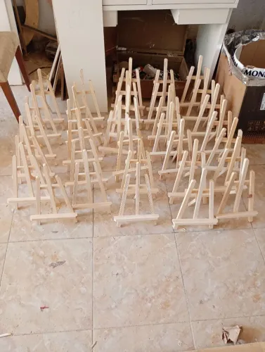 Cavaletes, quadros,móveis projetados,quadros molduras em geral .
