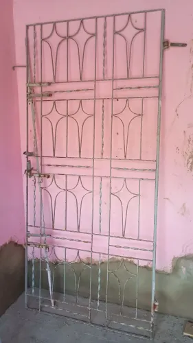 Vendo duas grades de ferro uma para porta e outra para janela