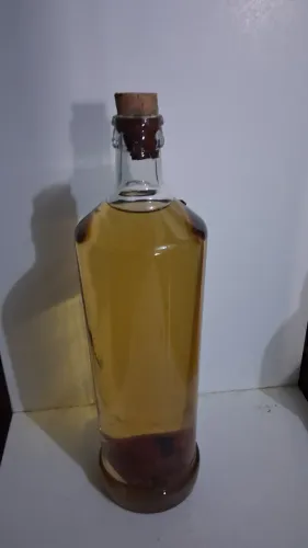 Vendo aperitivos envelhecidos com caju dentro da garrafa