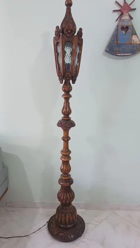 Antiga luminária de chão entalhada a mão 