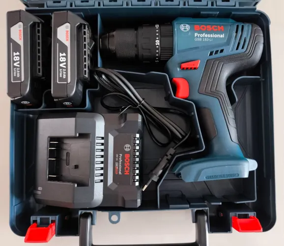 Parafusadeira Furadeira Bosch 18V Maleta 2 BATERIAS NOVA PRONTA ENTREGA 