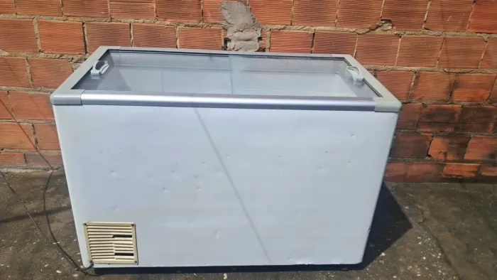 Vendo Freezer NOVO. BARATO.Tampa de vidro transparente.
