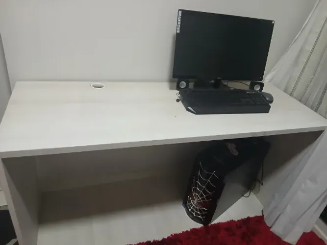 Mesa com computador 
