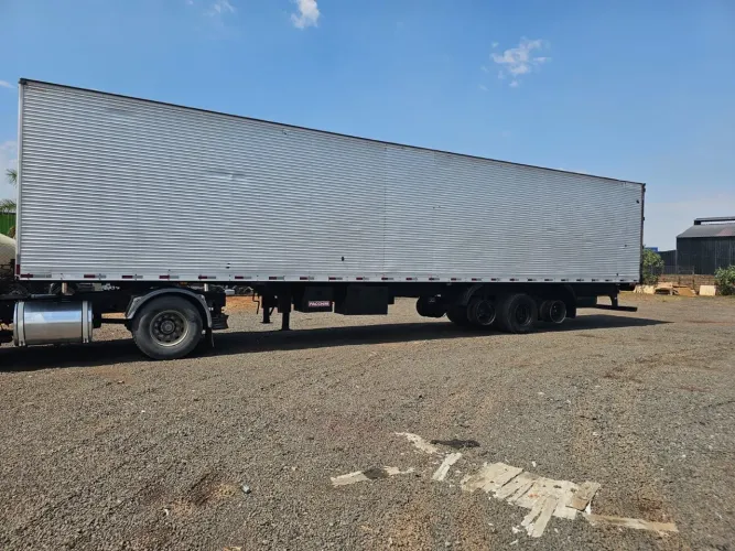 Carreta Baú Facchini 2004 - 15m (assoalho de chapa) e Scania 113H