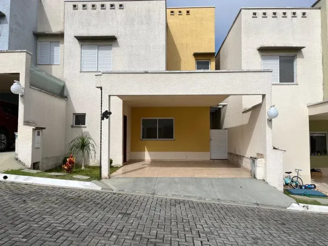 Sobrado Isolado no Mogi Hills IV | 3 Dormitórios, Suíte, Quintal e 2 Vagas Cobertas na Vil