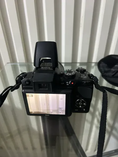 Nikon P100 com tripé profissional
