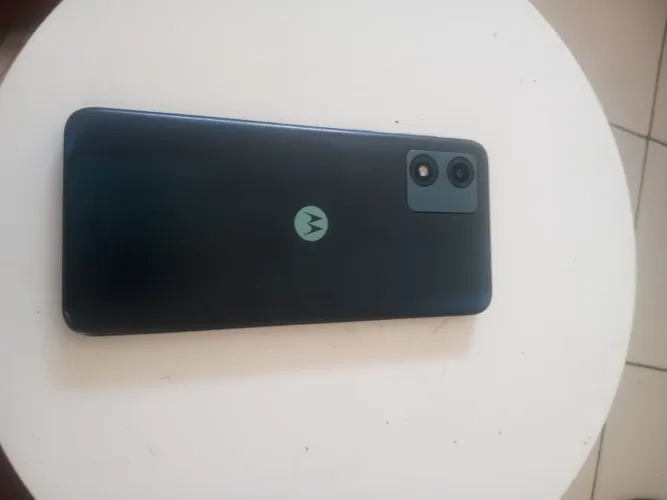 Celular novo Motorola e13 pouco tempo de uso vai com capinha e carregador
