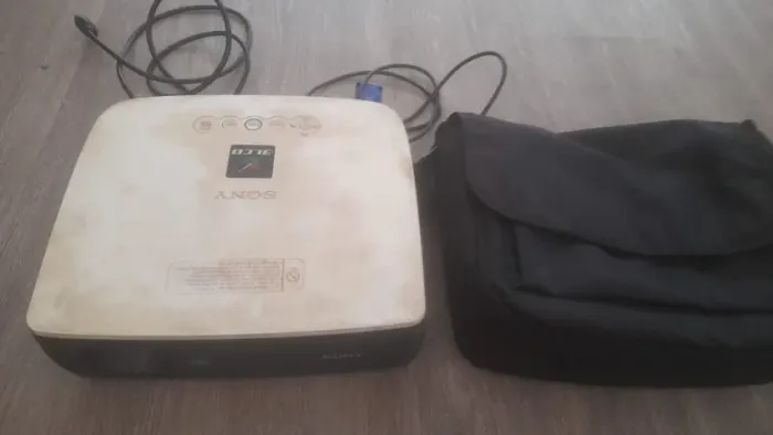 Projetor Sony VPL com mala/cabos usado