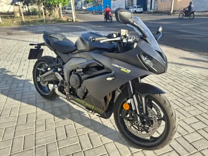 Triumph Daytona 660 nova