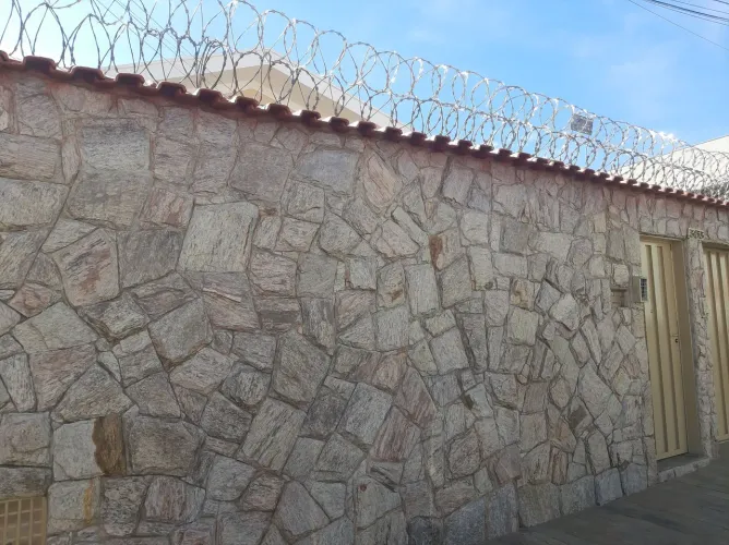 Alugo ponto comercial para profissional liberal. Sala sem e com mobília.
