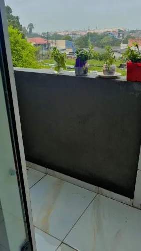 Alugo kitnets região Pinheirinho, área de serviço.