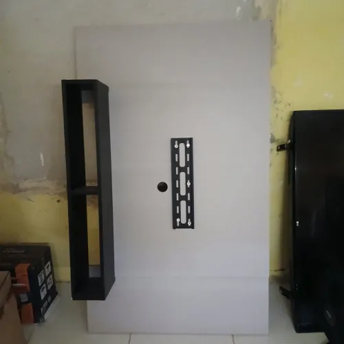 Vendo um painel pra colocar em parede pra Tv até de 40 POLEGADA e duas cadeiras de sala