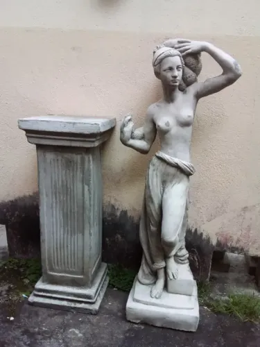 Estátua grega com Coluna
