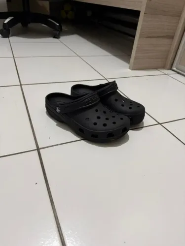 Vende-se crocs tamanho 35 com 2 meses de uso