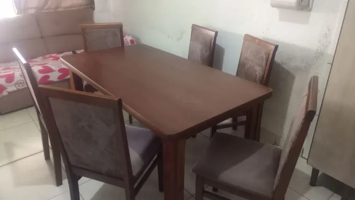 vendo uma mesa de sala e jantar de madeira maciça, cor mogno com 6 cadeiras de 1,60 x86