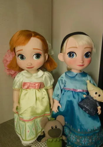 Bonecas Anna e Elsa Disney Store 