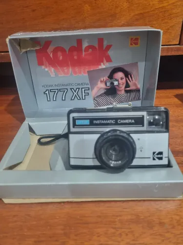 Câmera fotográfica antiga na caixa original