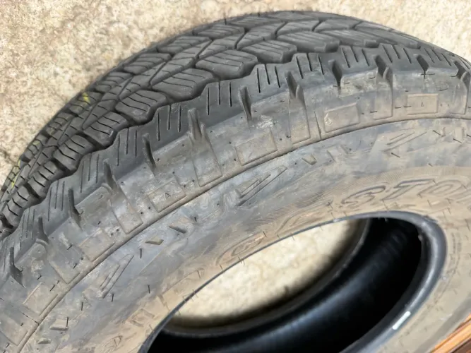 Pneus praticamente novo pouco uso 255/70r17