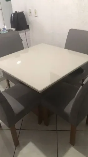 Mesa com quatro cadeiras