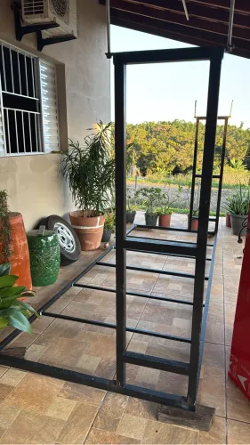 Estrutura para placa e fachada 
