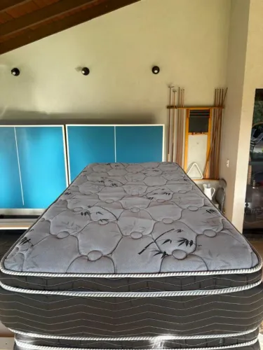 Cama de solteiro e 2 colchões semi-novos
