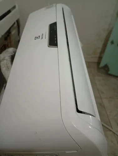 Ar condicionado INVERTER (OFERTA,JA INLCUSO A INSTALAÇÃO) 1 ANO MEIO DE USO APENAS, novooo
