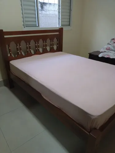 Cama de madeira maciça cerejeira e envernizada muito conservada