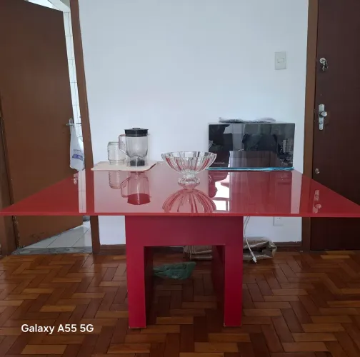 Mesa de vdro vermelho carro, 8 lugares, sem cadeiras .