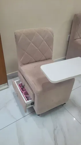 Cadeira de manicure e cadeira pra cliente