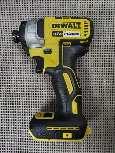 Parafusadeira de impacto DeWalt DCF887