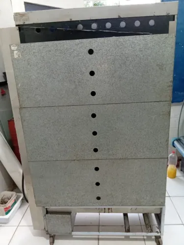 Máquina de assar frango e estufa.