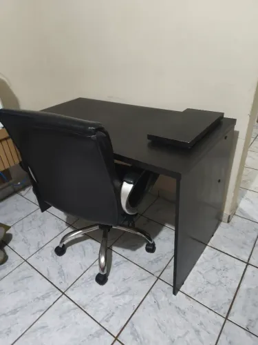 CADEIRA + MESA PARA COMPUTADOR 