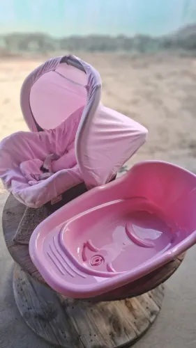 Bebê conforto acompanhado de uma banheira feminina de brinde pouco usado 