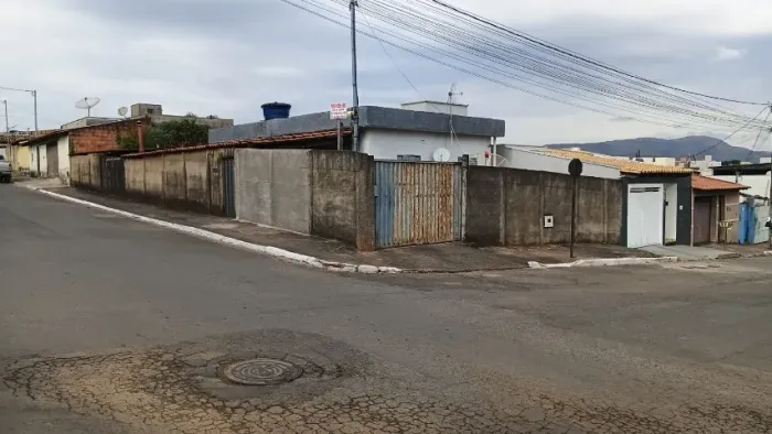 Oportunidade VENDO casa no Bairro Nova Esperança em Piumhi-MG