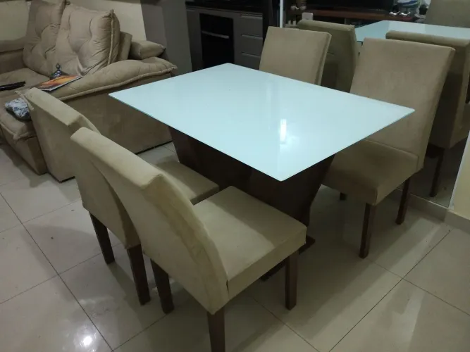 Venda de mesa de vidro, com 4 cadeiras cor bege