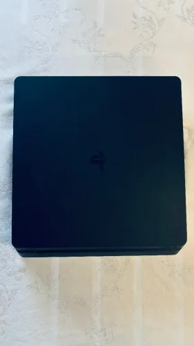 PlayStation 4 SONY c/ 4 Controles e Suporte Carregador de 2 Controles