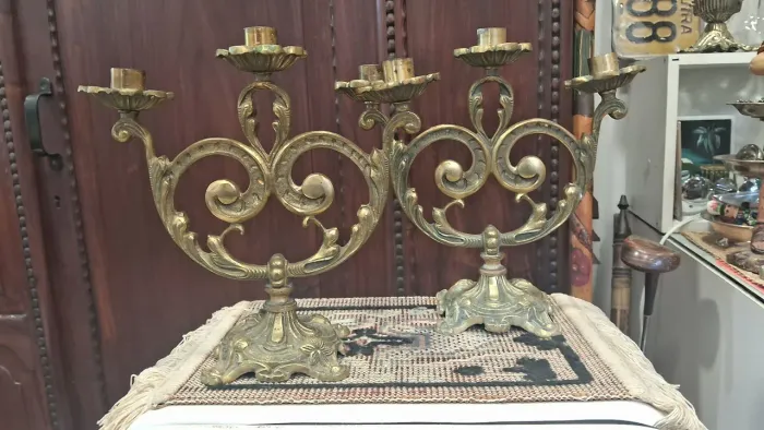 Par de Antigos Candelabros em bronze de 4 velas medidas 24x24 