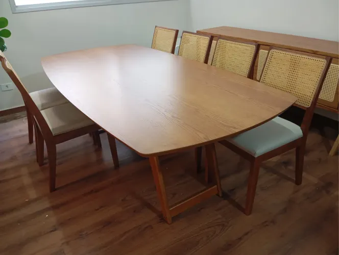 Mesa a pronta entrega com cadeiras de madeira