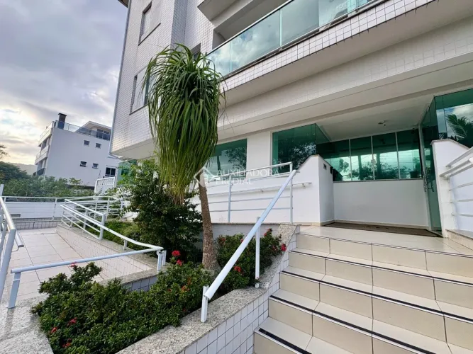 Apartamento 2 dormitórios com suíte, 2 vagas e churrasqueira a 250m da praia no Rio Tavare