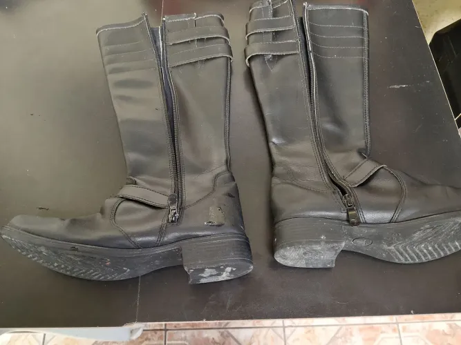 vende se um par de botas feminina