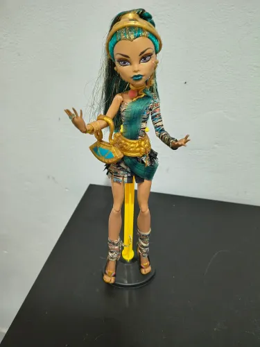 Boneca monter high