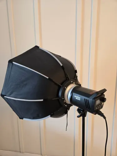 Tocha flash Godox MS200 + Softbox Triopo 65 cm com Grid