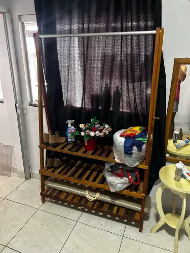 Arara de roupas de madeira em ripas