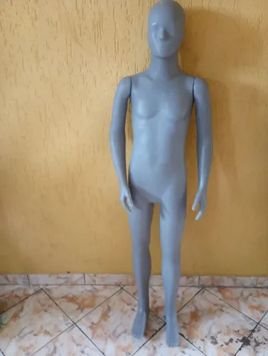 Manequim infantil sem base cinza escuro