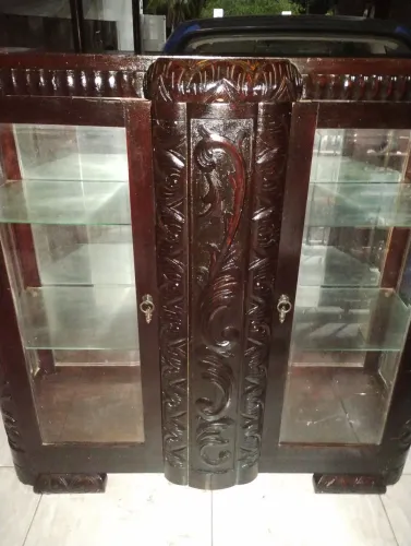 Cristaleira de madeira antiga 