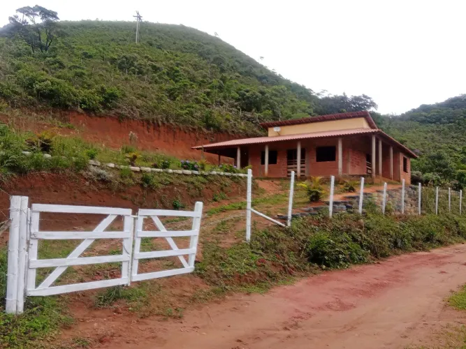 Vende-se Chácara e Casa a ponto de acabamento na Serra do Pacau, Bom Jardim de MG