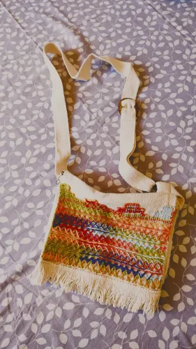 Bolsa de ombro com bordado filé