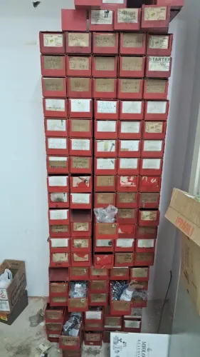 Gaveteiro com 100 gavetas com parafusos buchas arruelas e etc