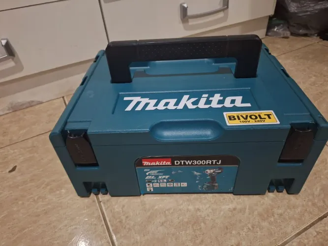 Vende-se chave de impacto dtw300rtj c/1baterias de 18v 5ah  +carregador e maleta 