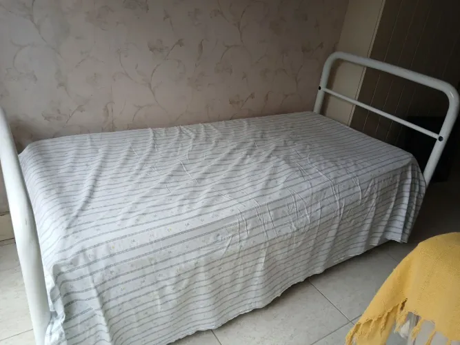 Cama de solteiro estado de zero